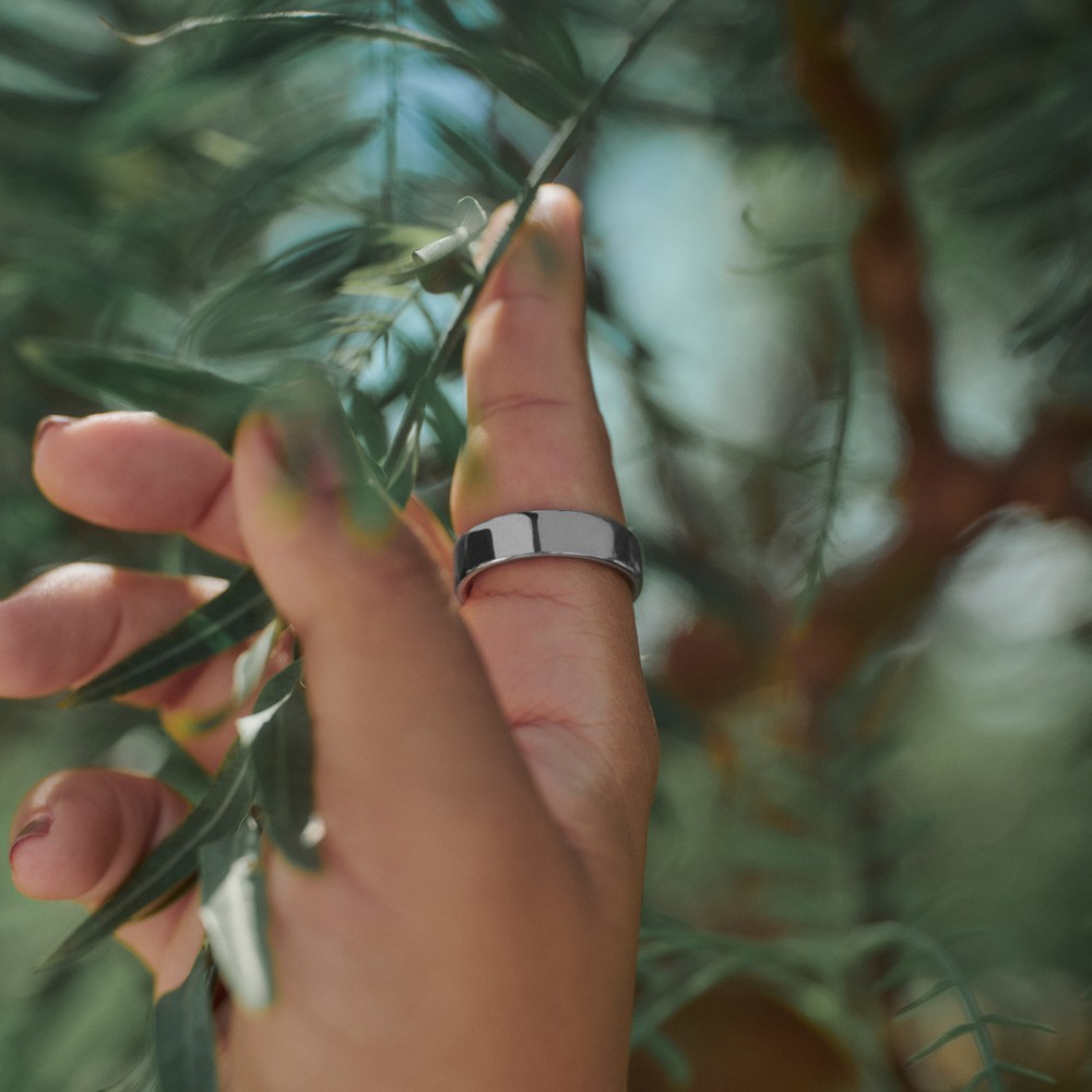 The Oura Ring 5 worn outdoors